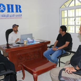 فريق من المساحة الآمنة يزور مكتب ائتلاف الخير للإغاثة الإنسانية في المهرة