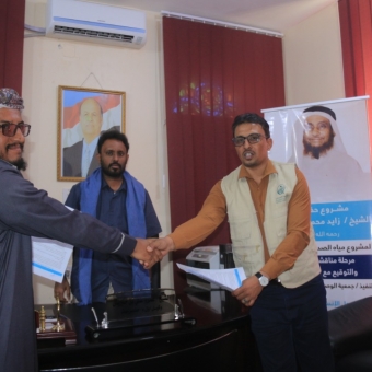 توقيع اتفاقية حفر بئر ارتوازية لمشروع مياه الصدارة بحجر