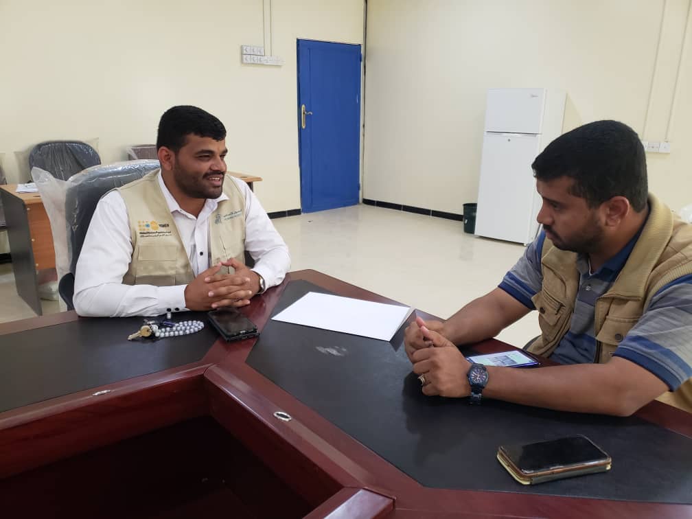 منسق مشروع الحماية بمأرب يزور الوحدة التنفيذية للنازحين