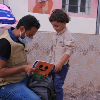 توزيع حقائب مدرسية على 200 طفل نازح في محافظة مأرب