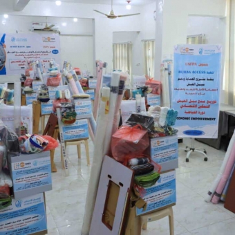 تسليم منح التمكين الاقتصادي للنساء والفتيات (مجال الخياطة)