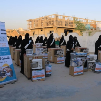 توزيع حقائب الطبخ للمستفيدات من برنامج سبل العيش بالمكلا