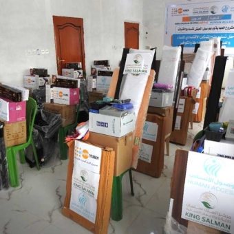 تسليم منح التمكين الاقتصادي في مجالي الخياطة والكوافير في محافظة شبوة