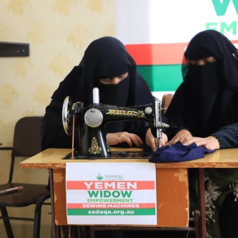 توزيع  حقائب التمكين الاقتصادي في مجال الخياطة لعدد من النساء في محافظتي تعز وحضرموت