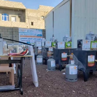 توزيع منح تمكين اقتصادي في مجالي الخياطة وصناعة الحلويات