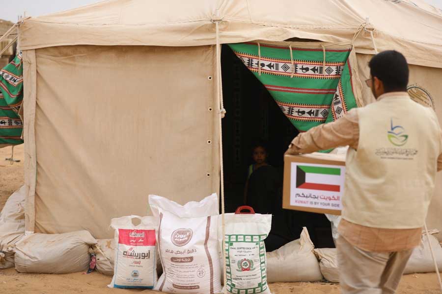 توزيع 215 سلة غذائية رمضانية لأسر فقيرة ونازحة