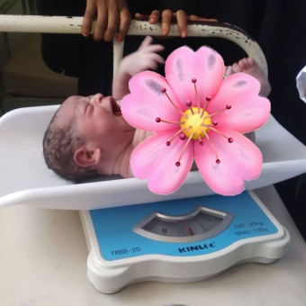 مجيدة.. من الولادة وسط المخاطر إلى رحلة الأمان