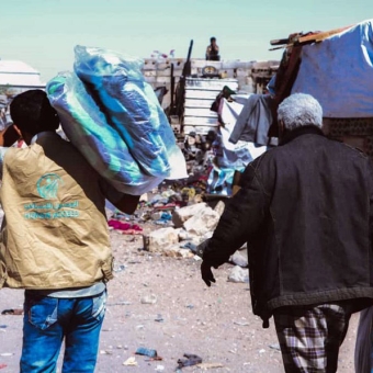 توزيع بطانيات للمتضررين من الحريق في مخيم المظلل للنازحين