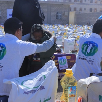 سلال غذائية وحقائب شتوية لـ 5 آلاف نازح