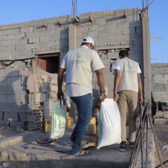 توزيع طرود غذائية لـ 324 أسرة محتاجة