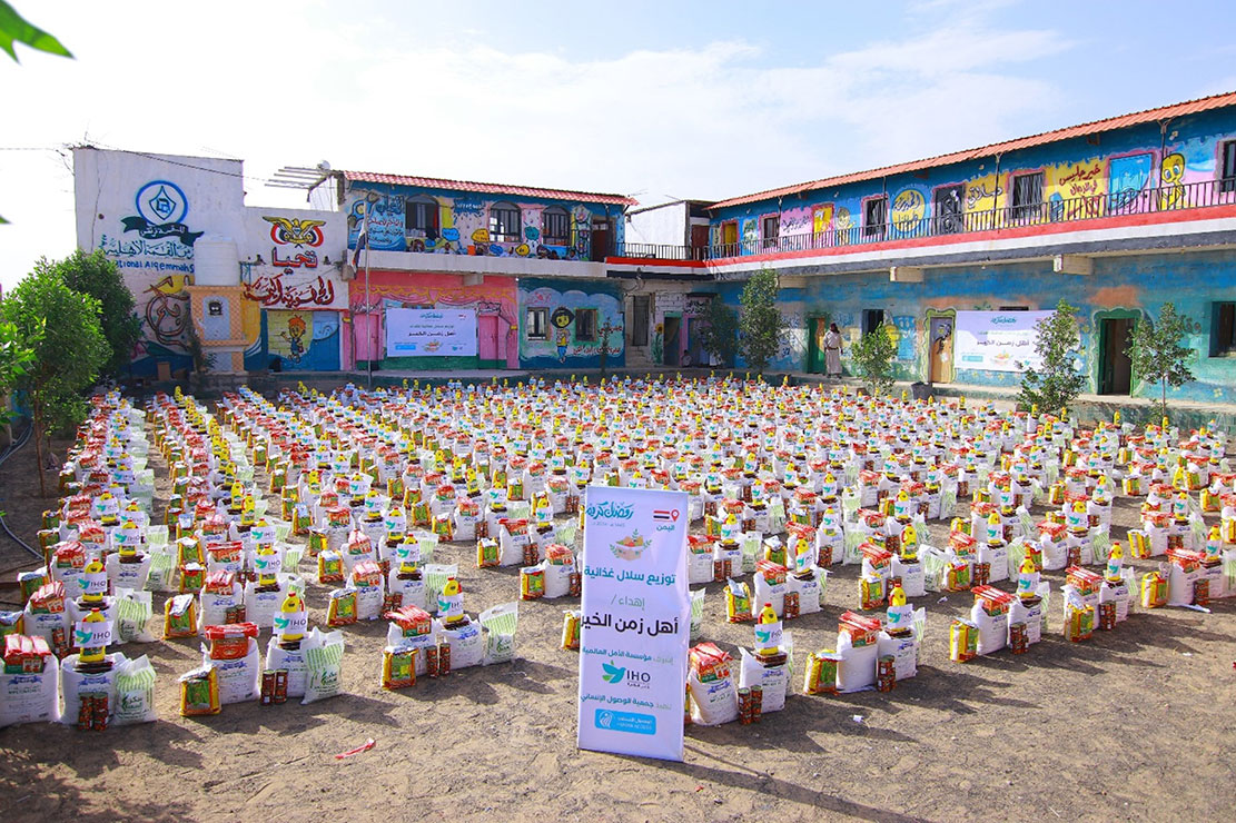 350 أسرة محتاجة ونازحة تستفيد من سلال غذائية
