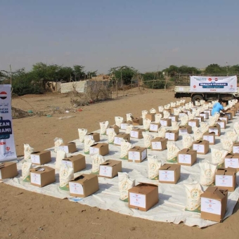 بدعم تركي.. توزيع 4 آلاف سلة غذائية و5 آلاف وجبة إفطار