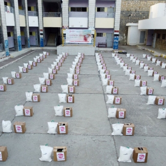 توزيع 250 سلة غذائية و1000 وجبة إفطار وزكاة نقدية