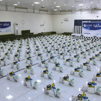 سلال غذائية ووجبات إفطار ولحوم للمحتاجين والنازحين