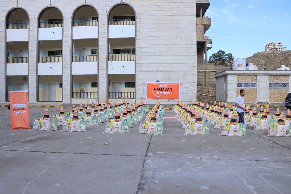 توزيع 300 سلة غذائية و3000 وجبة إفطار
