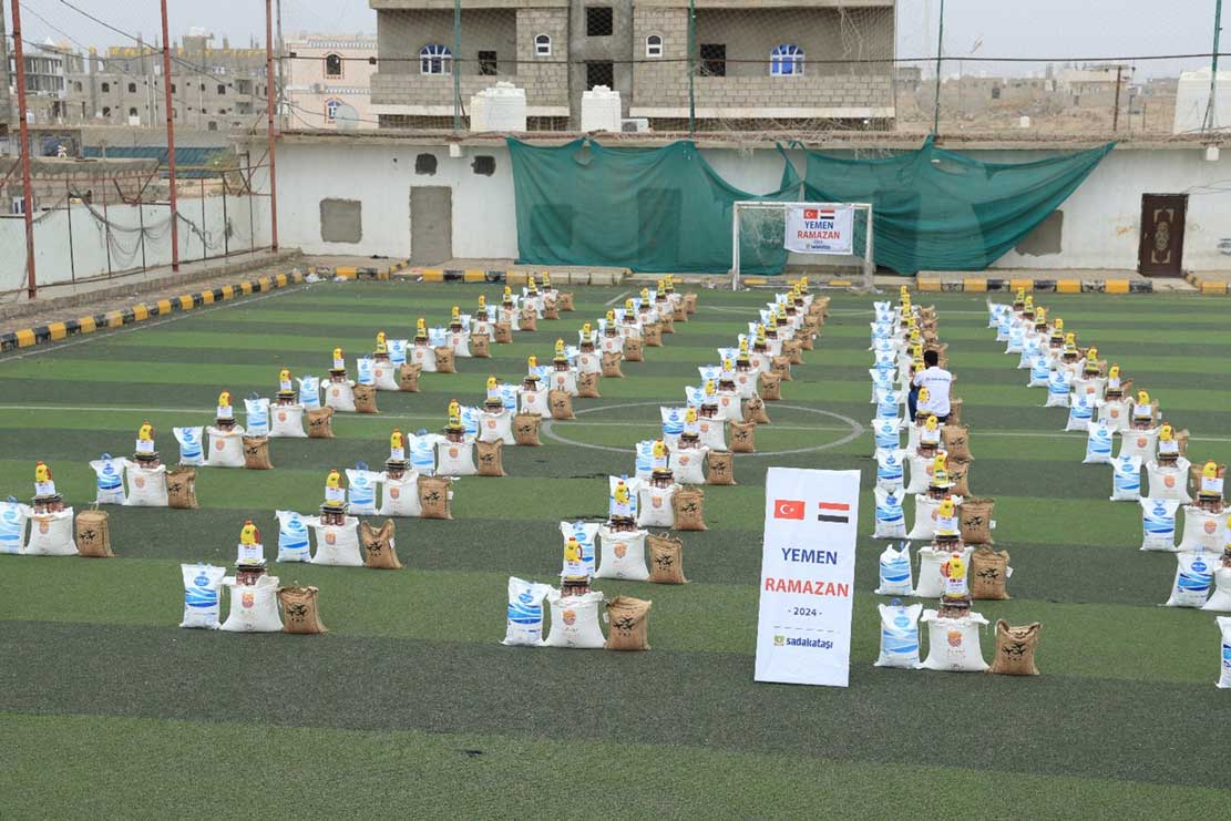 مأرب: 200 سلة غذائية و200 وجبة إفطار للفقراء والنازحين