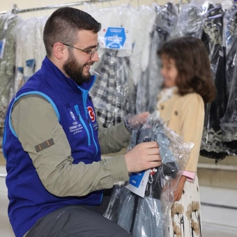 توزيع 500 سلة غذائية وكسوة لـ 100 طفل وطفلة