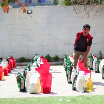 بدعم من الهلال الأحمر التركي.. توزيع 150 سلة غذائية