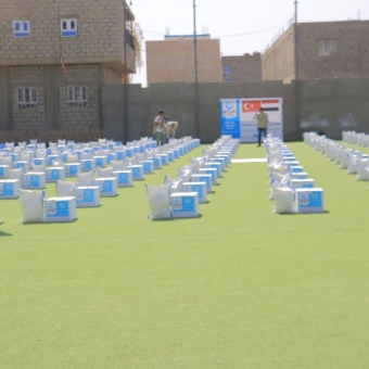 سلال غذائية ووجبات إفطار للمحتاجين والنازحين