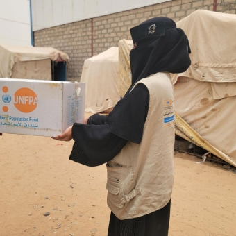 توزيع 240 حقيبة كرامة للنساء والفتيات الأشد ضعفا