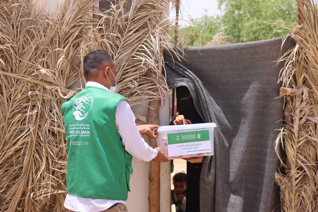 بتمويل من مركز الملك سلمان للإغاثة.. توزيع لحوم الأضاحي لـ 24920 مستفيدا في مأرب
