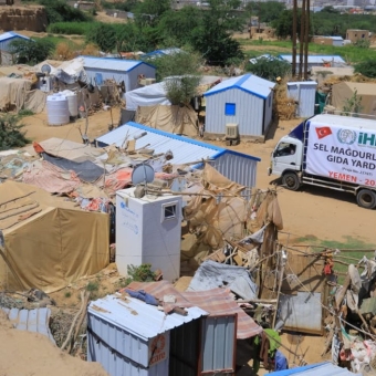 دعم غذائي لـ 300 أسرة نازحة ومتضررة من السيول في مأرب