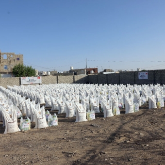 مساعدات غذائية إغاثية لـ 400 أسرة نازحة ومتضررة