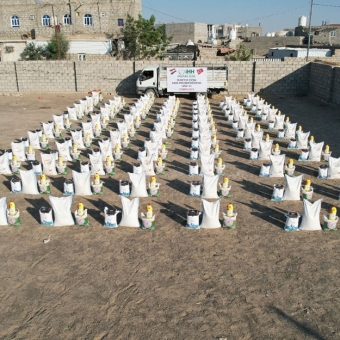 172 أسرة نازحة تستفيد من مساعدات غذائية