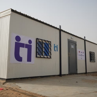 حلم يتحقق.. تسليم كرفانات لـ 16 أسرة من أسر الأيتام