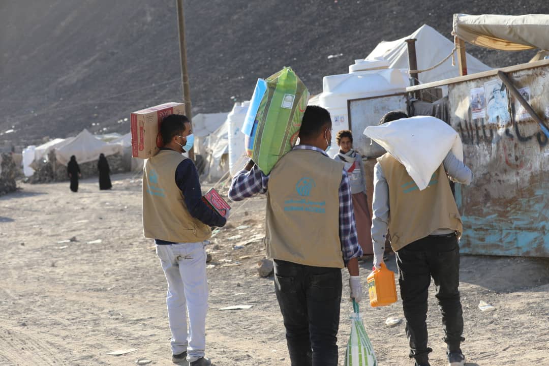 الوصول الانساني توزيع سلال غذائية وكسوة الشتاء لمخيمات النازحين في مأرب