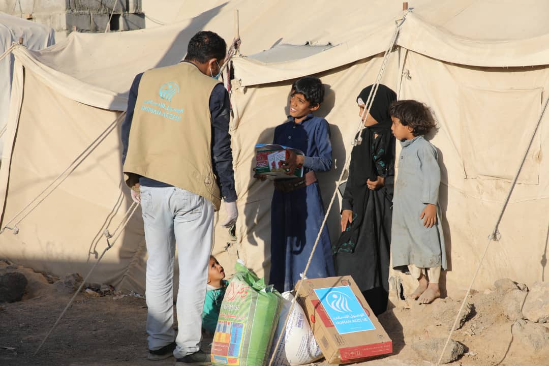 الوصول الانساني توزيع سلال غذائية وكسوة الشتاء لمخيمات النازحين في مأرب