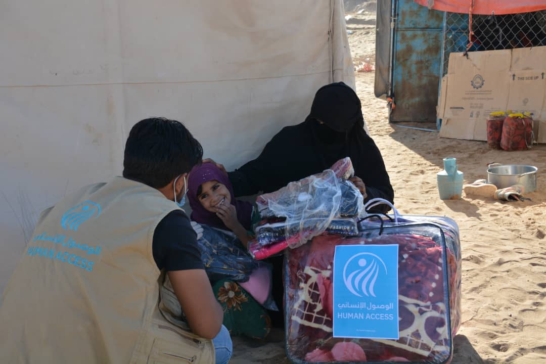 الوصول الانساني توزيع سلال غذائية وكسوة الشتاء ل مخيمات النازحين في مأرب